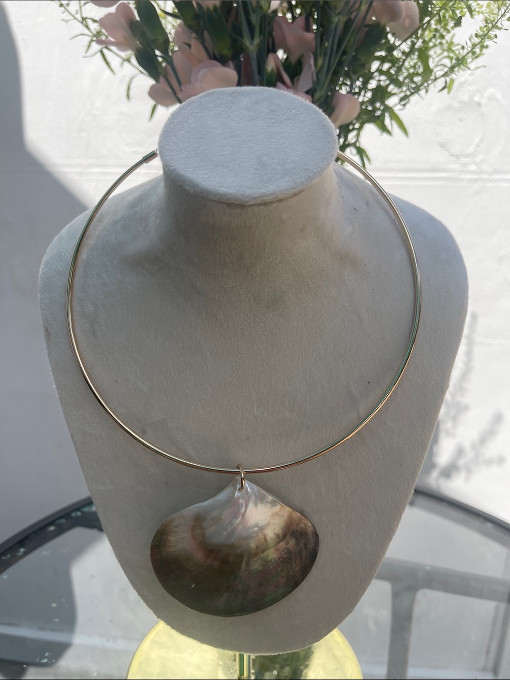 Sea Shell Round Collar Necklace with Iridescent Color